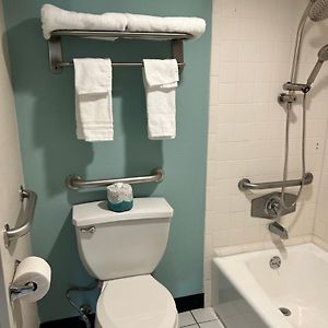 Queen Room Bath Tub Mobility Accessible or Non-Smoking